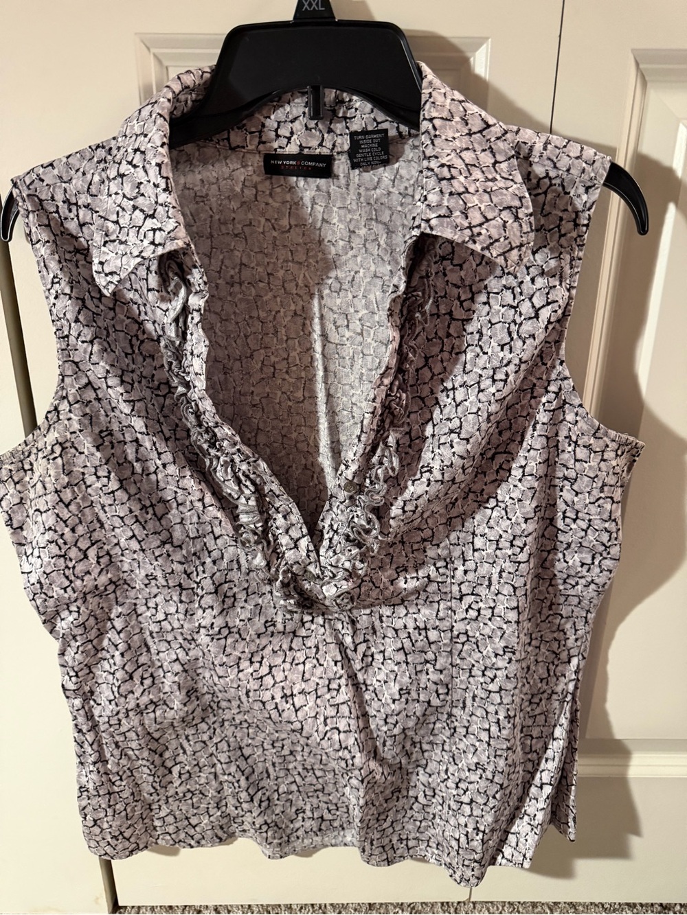 NY & Co stretch sleeveless collar dress shirt. Size L.